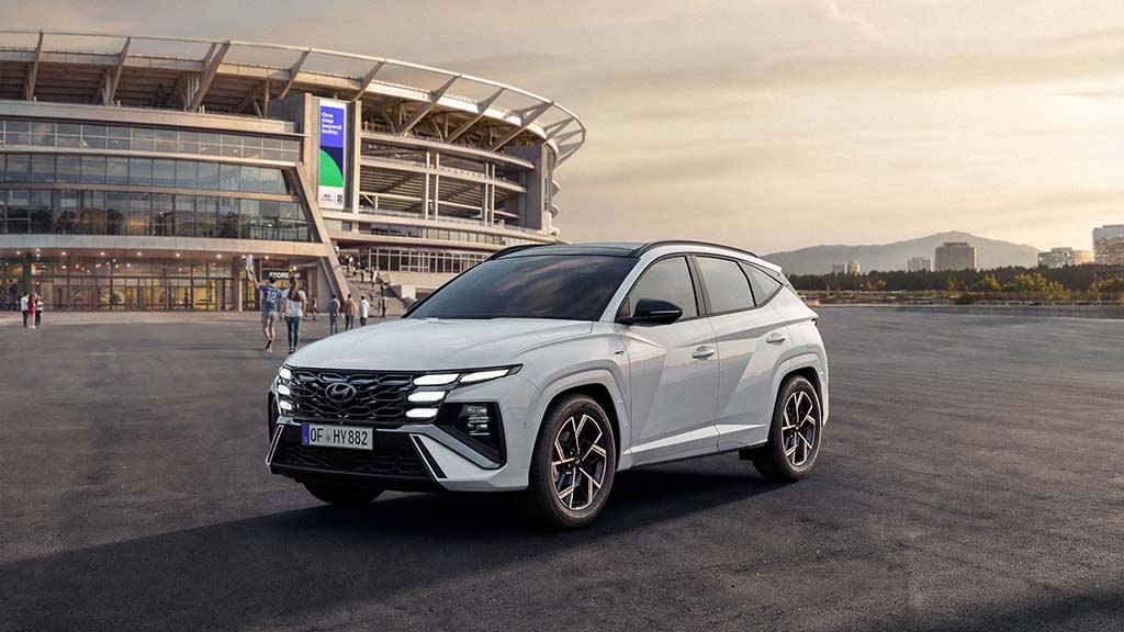 Hyundai TUCSON vor einem Stadion
